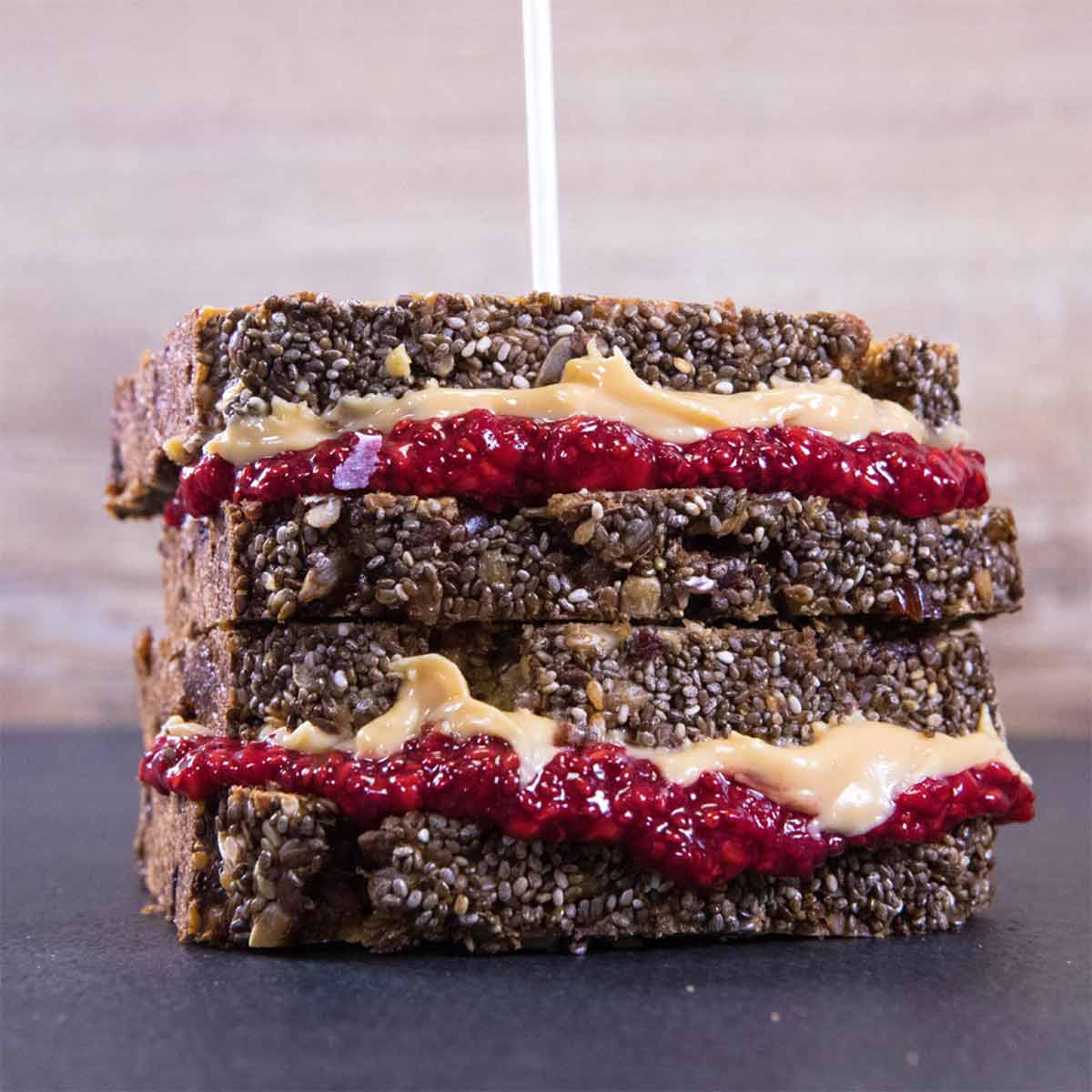 Kornsaaten-Brot mit Beeren - Schätzchen (früher: Superfood-Kornsaaten-Brot)